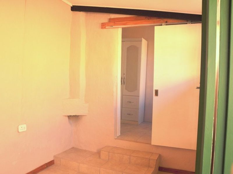 Charming Kensington Home with two flatlets & Pool - Great location - Photo 6