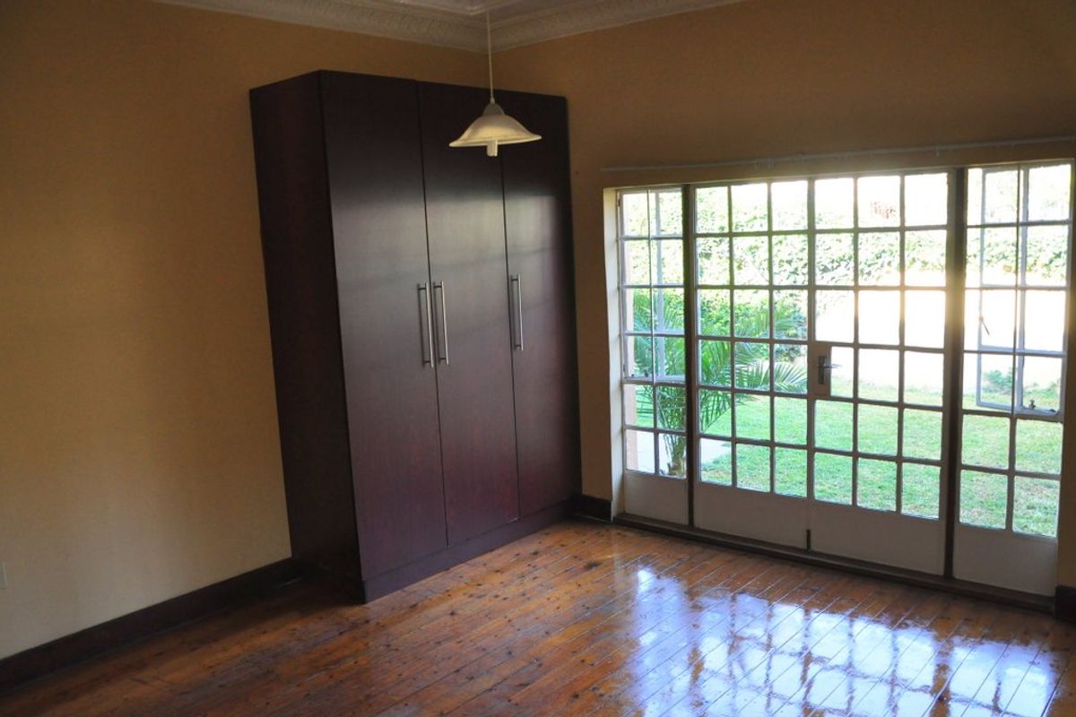 Charming Kensington Home with two flatlets & Pool - Great location - Photo 5