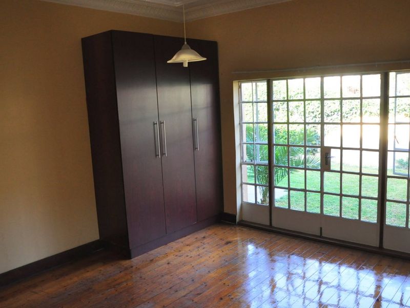 Charming Kensington Home with two flatlets & Pool - Great location - Photo 5