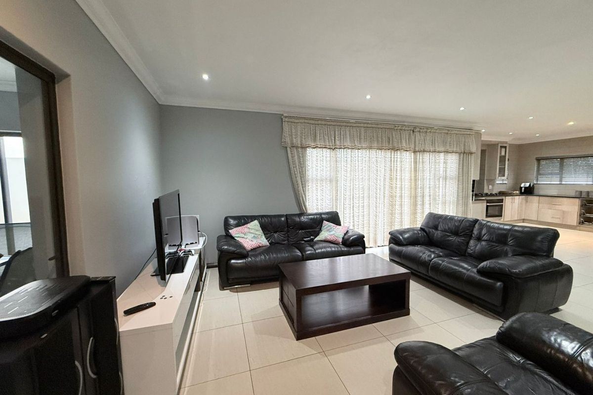 Double Story Elegance for Rent  - Photo 3