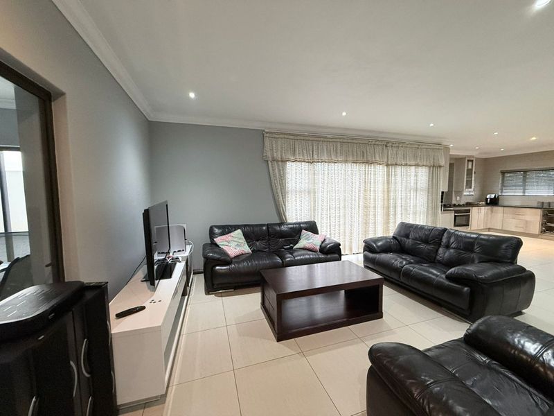 Double Story Elegance for Rent  - Photo 3