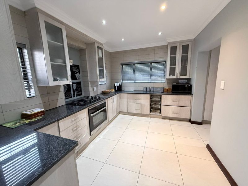 Double Story Elegance for Rent  - Photo 6