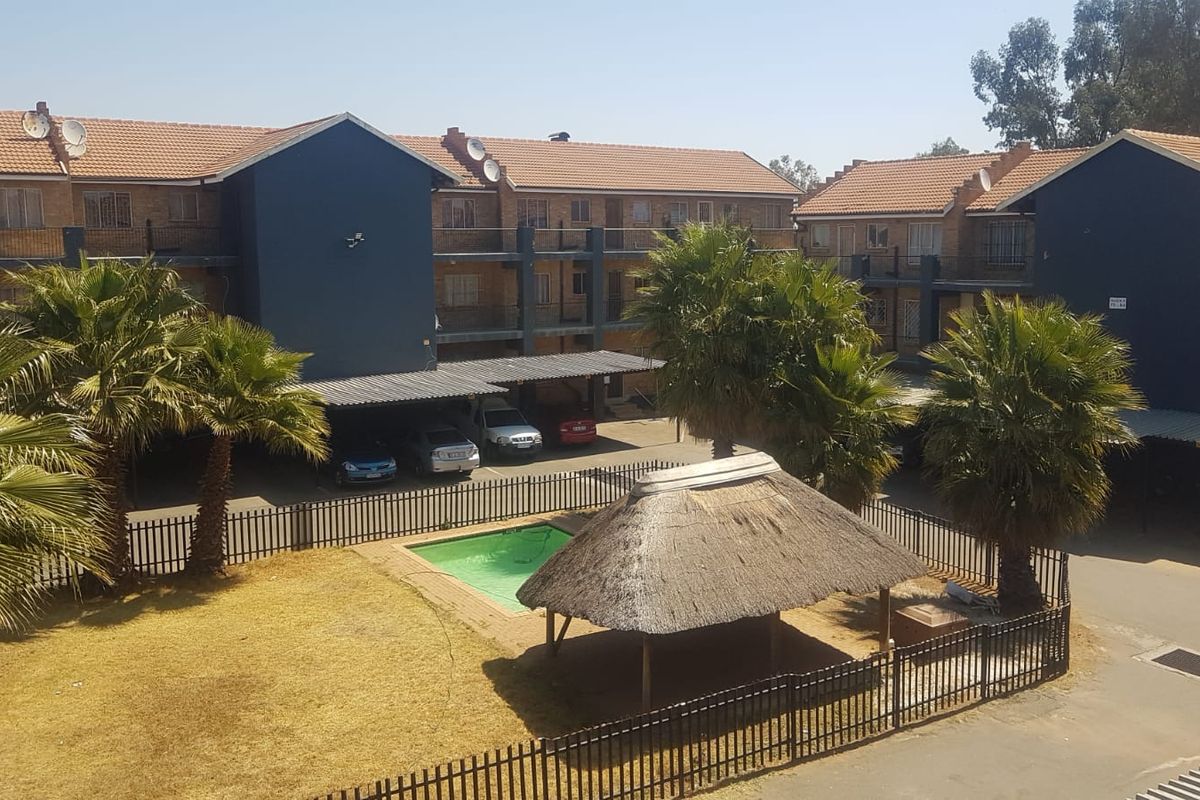 Bright 2 Bed Flat in Greenhills Secure Complex - Photo 4