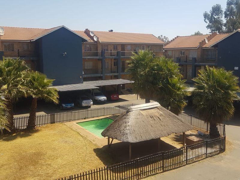 Bright 2 Bed Flat in Greenhills Secure Complex - Photo 4