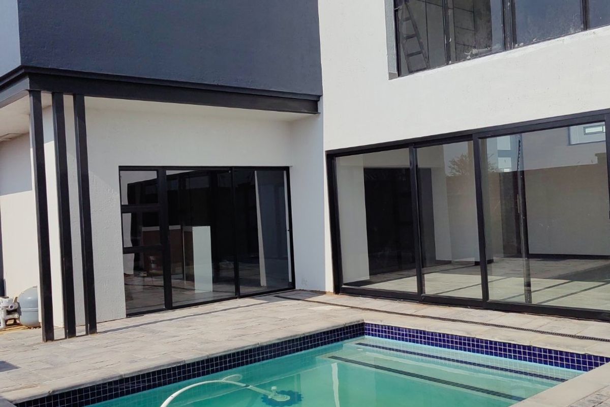 Elegant family home in The Aloes Estate - Photo 3