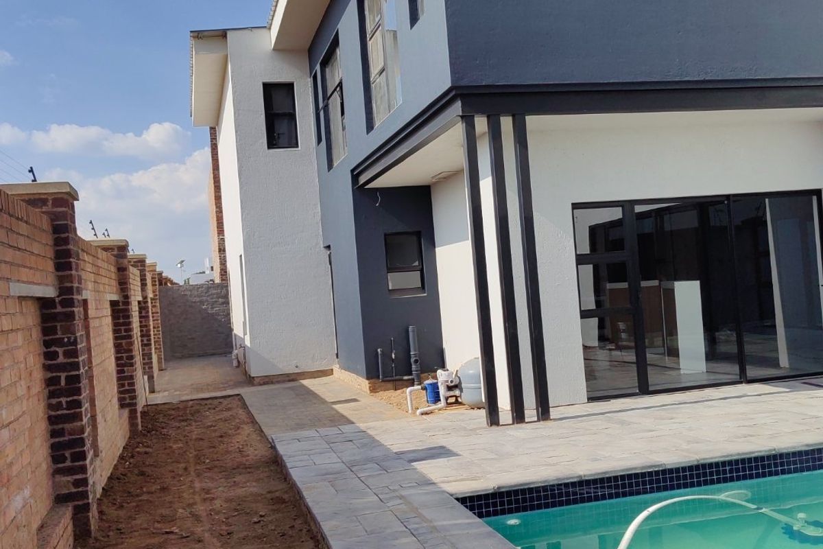 Elegant family home in The Aloes Estate - Photo 2