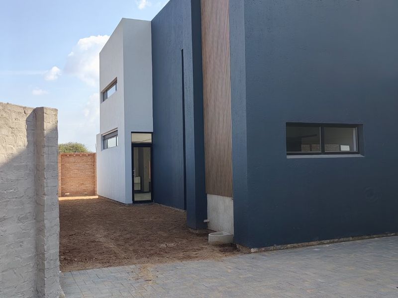 Elegant family home in The Aloes Estate - Photo 4