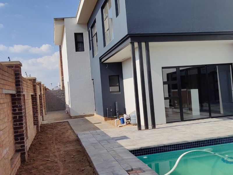 Elegant family home in The Aloes Estate - Photo 2