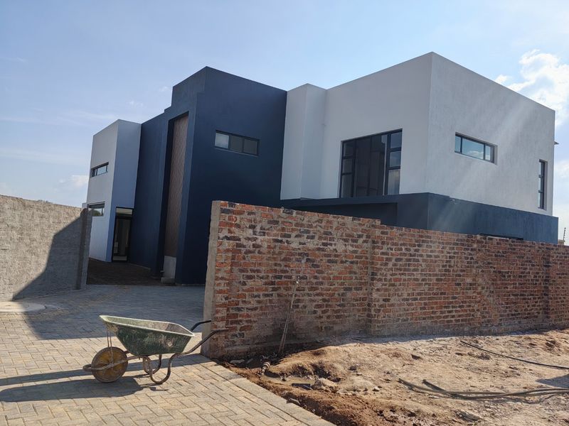 Elegant family home in The Aloes Estate - Photo 9