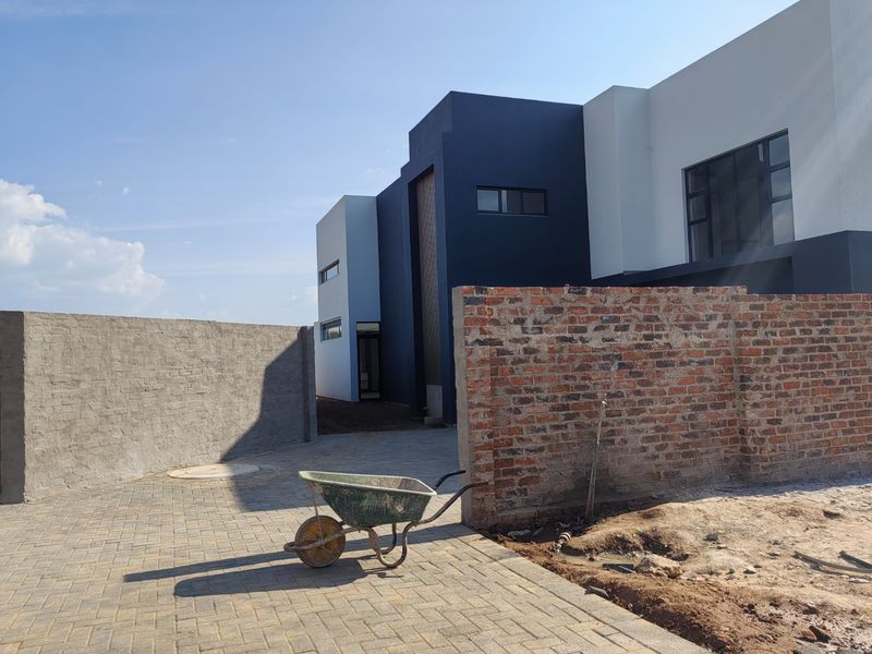 Elegant family home in The Aloes Estate - Photo 8