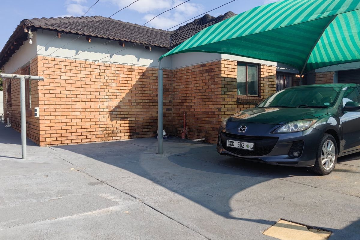Chic Ivy Park Family Home with Drive Through Garage - Photo 2