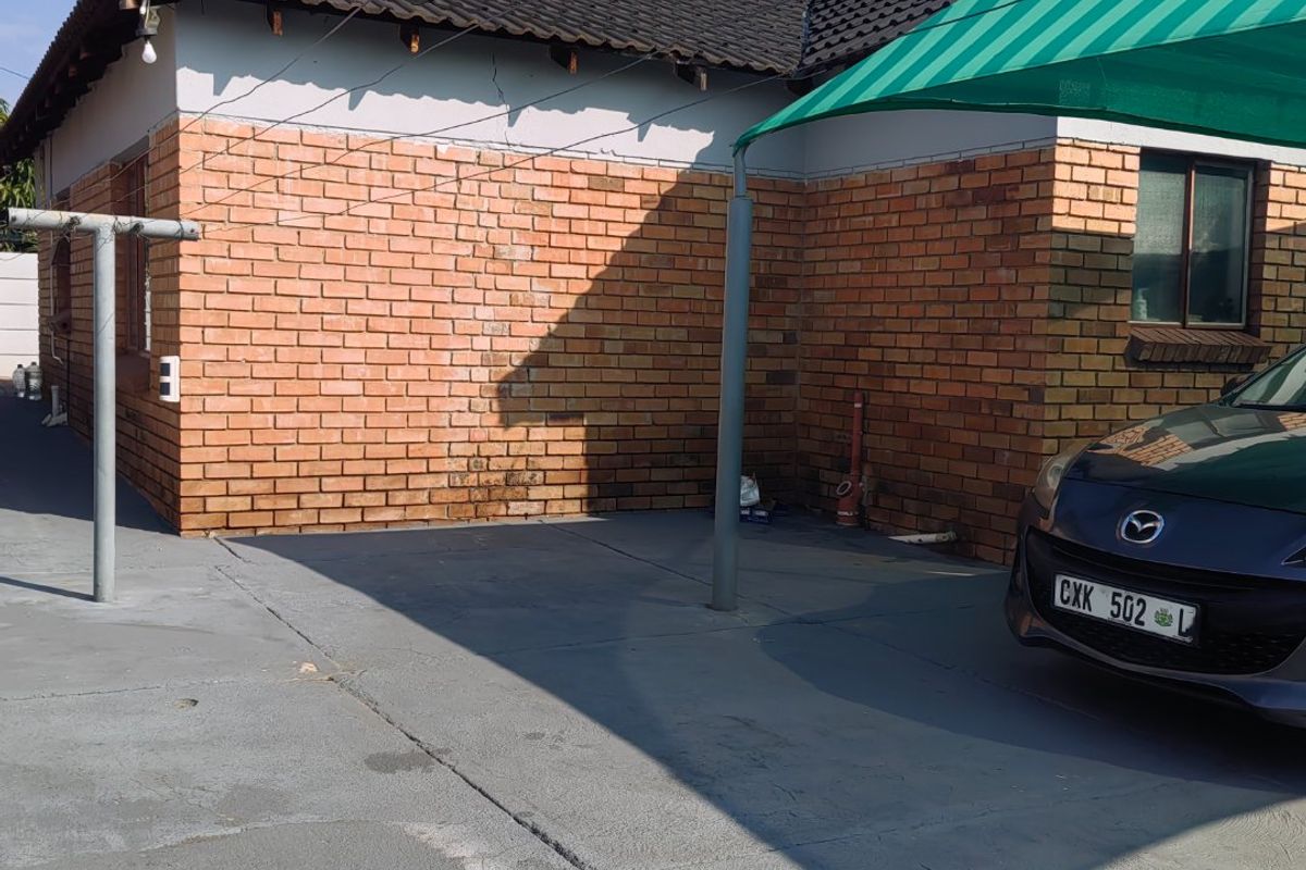 Chic Ivy Park Family Home with Drive Through Garage - Photo 3