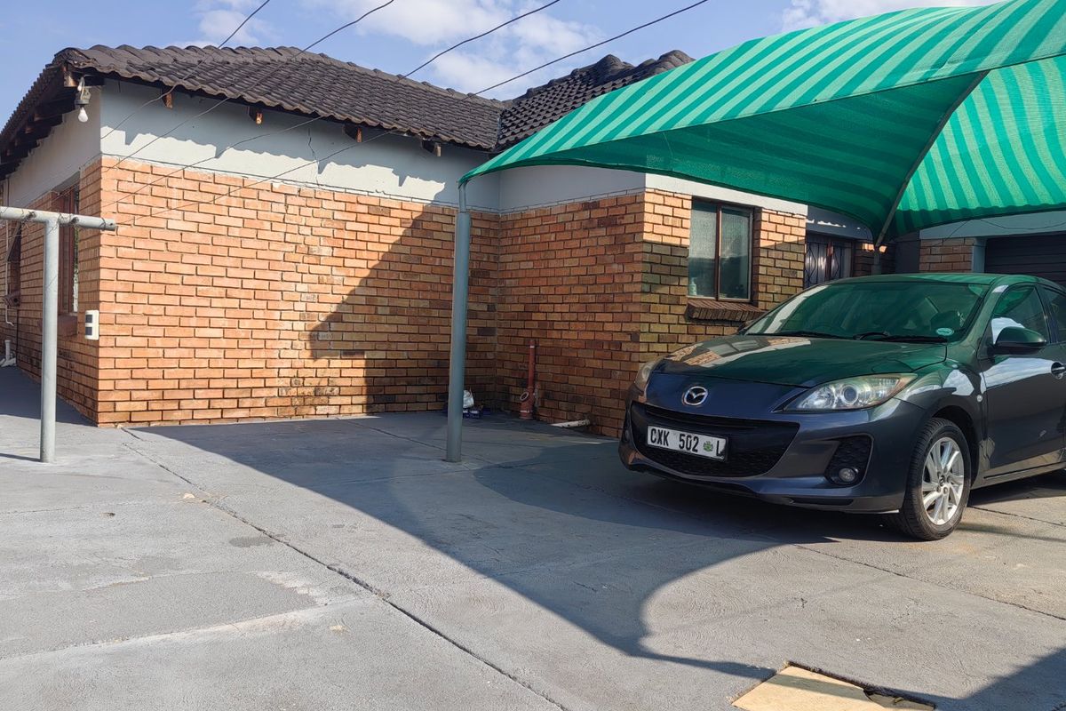 Chic Ivy Park Family Home with Drive Through Garage - Photo 5