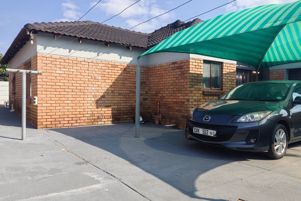 Chic Ivy Park Family Home with Drive Through Garage - Photo 4