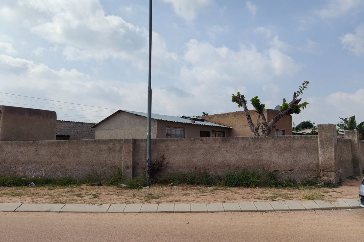 Investros!! Rdp house in Lethuli Park for sale.  - Photo 2