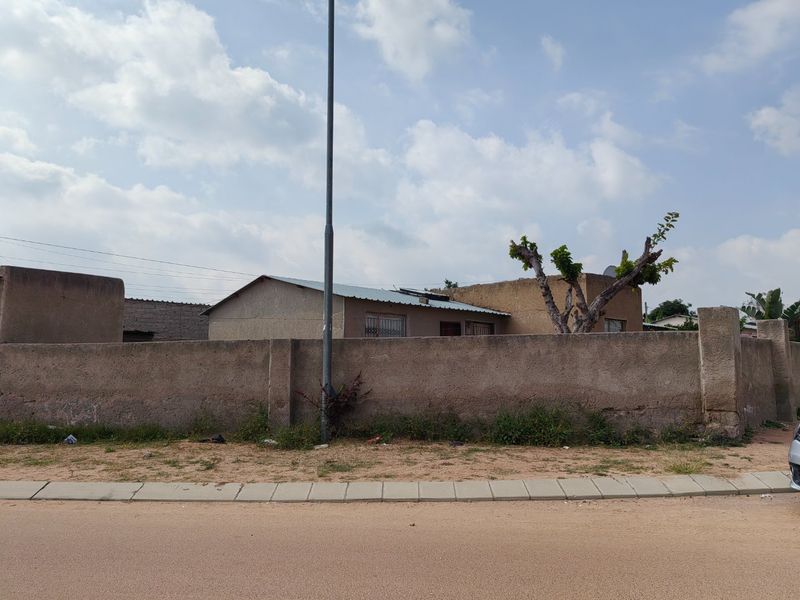 Investros!! Rdp house in Lethuli Park for sale.  - Photo 2