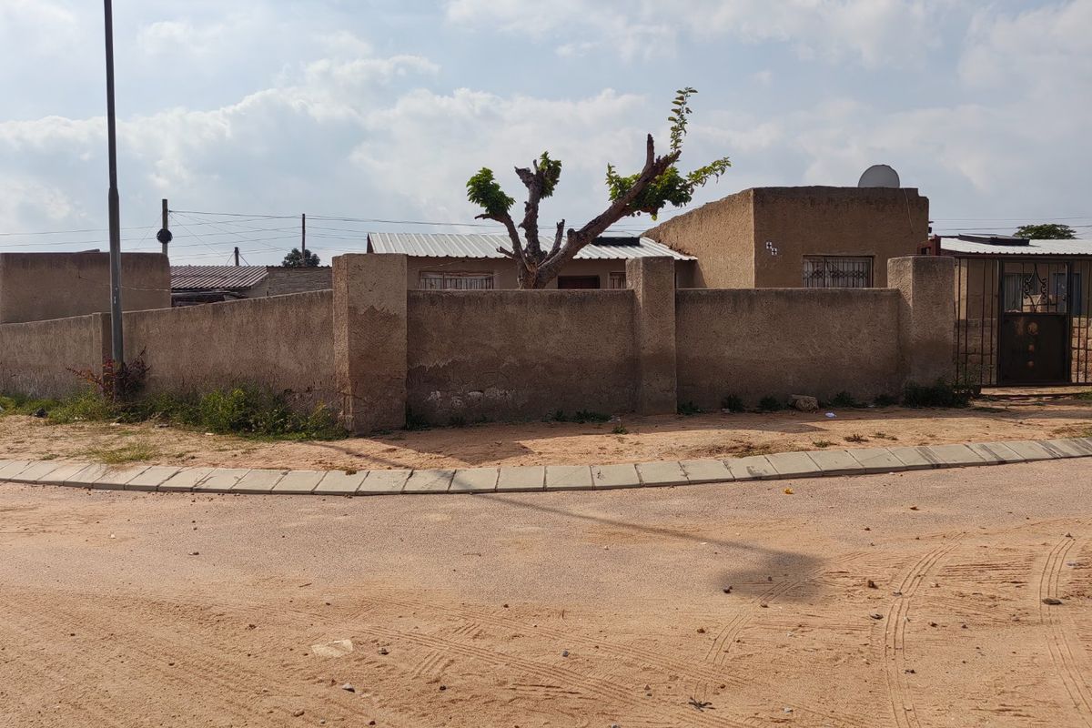Investros!! Rdp house in Lethuli Park for sale.  - Photo 4