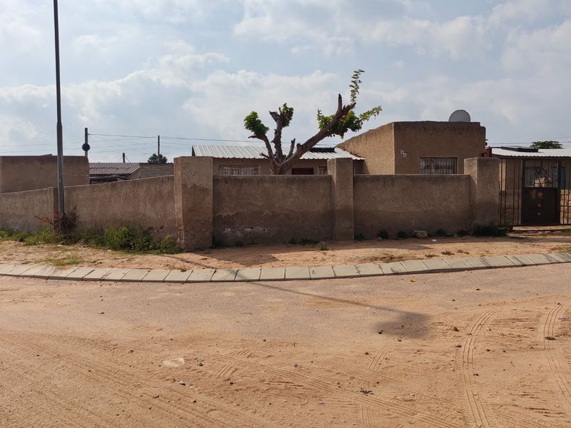 Investros!! Rdp house in Lethuli Park for sale.  - Photo 4