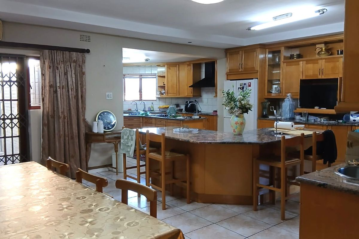 Dual-Living Gem in Sought-After Cravenby Estate - Photo 5
