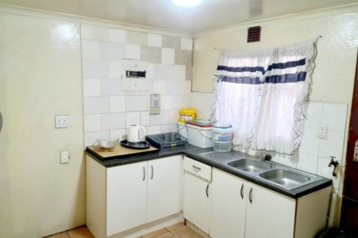 3 Bedroom house for Sale in Site B, Khayelitsha - Photo 5