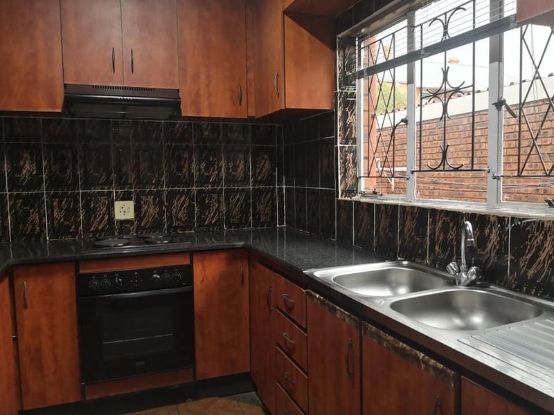 Spacious 2-Bedroom Simplex for Rent – Prime Location   - Photo 8