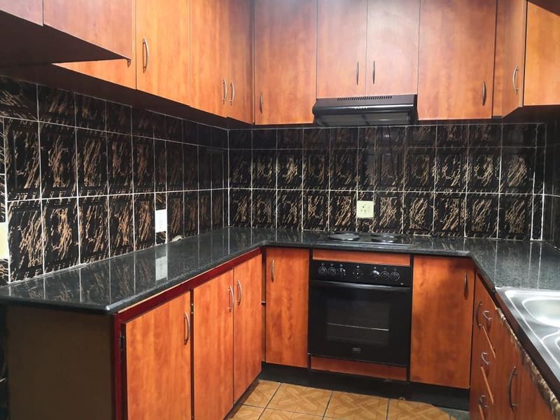 Spacious 2-Bedroom Simplex for Rent – Prime Location   - Photo 7