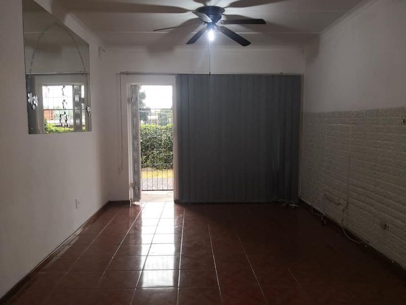 Spacious 2-Bedroom Simplex for Rent – Prime Location   - Photo 6