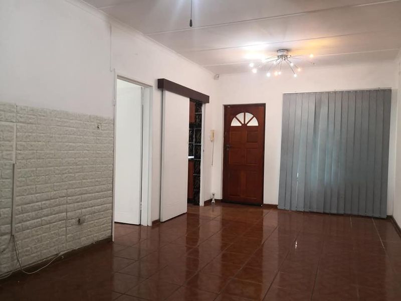 Spacious 2-Bedroom Simplex for Rent – Prime Location   - Photo 3
