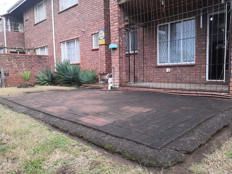 Spacious 2-Bedroom Simplex for Rent – Prime Location   - Photo 1