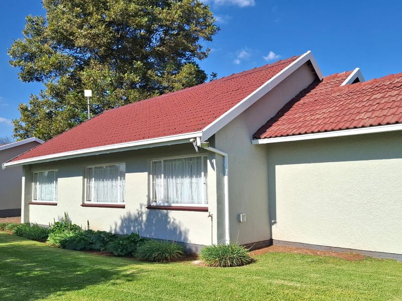Spacious 3 bedroom 2 bathroom family  home with 1 bedroom 1 bathroom flatlet - Photo 1