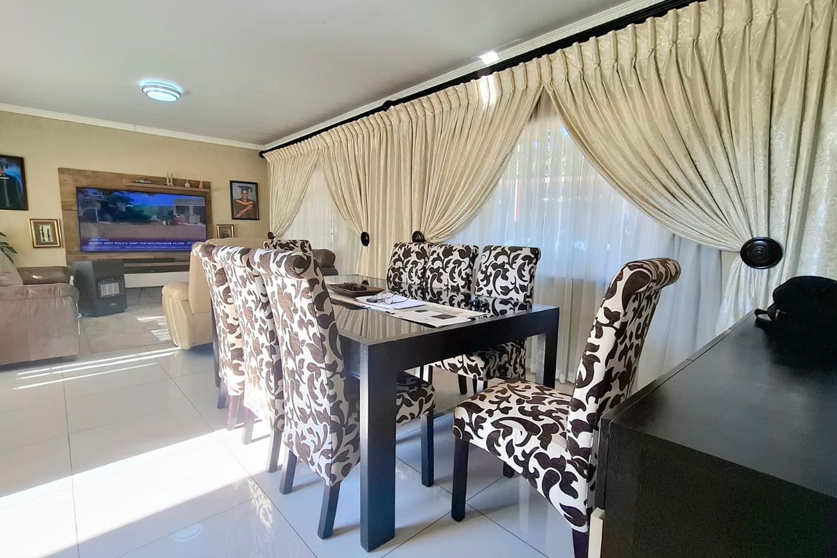 Spacious 3 bedroom 2 bathroom family  home with 1 bedroom 1 bathroom flatlet - Photo 5