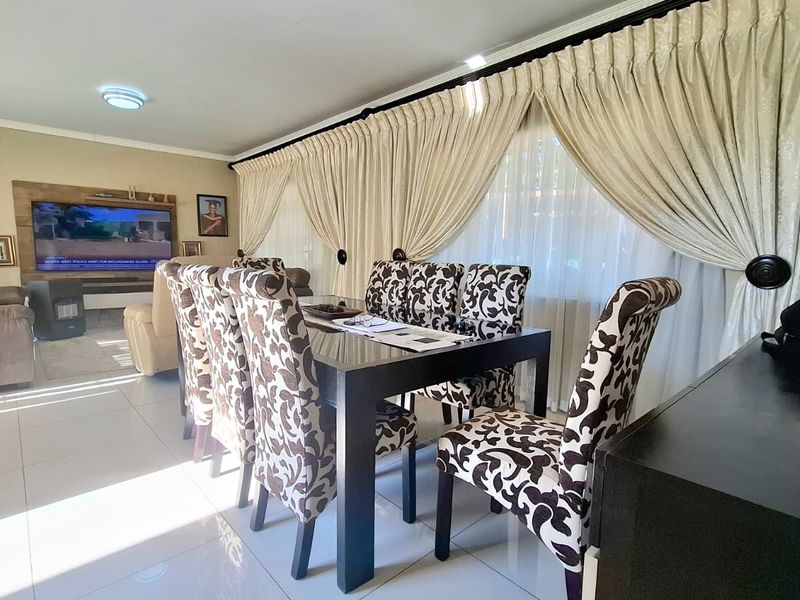 Spacious 3 bedroom 2 bathroom family  home with 1 bedroom 1 bathroom flatlet - Photo 5