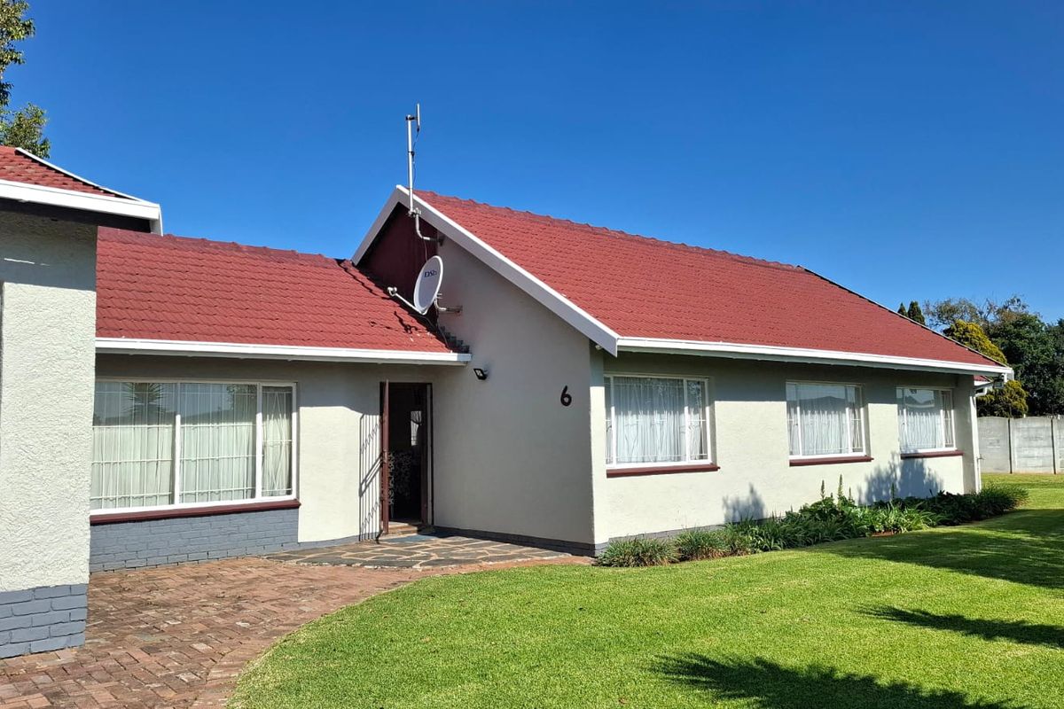Spacious 3 bedroom 2 bathroom family  home with 1 bedroom 1 bathroom flatlet - Photo 2