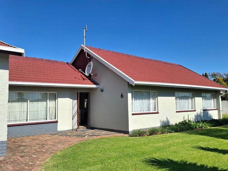 Spacious 3 bedroom 2 bathroom family  home with 1 bedroom 1 bathroom flatlet - Photo 2