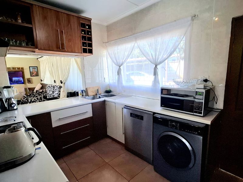 Spacious 3 bedroom 2 bathroom family  home with 1 bedroom 1 bathroom flatlet - Photo 10