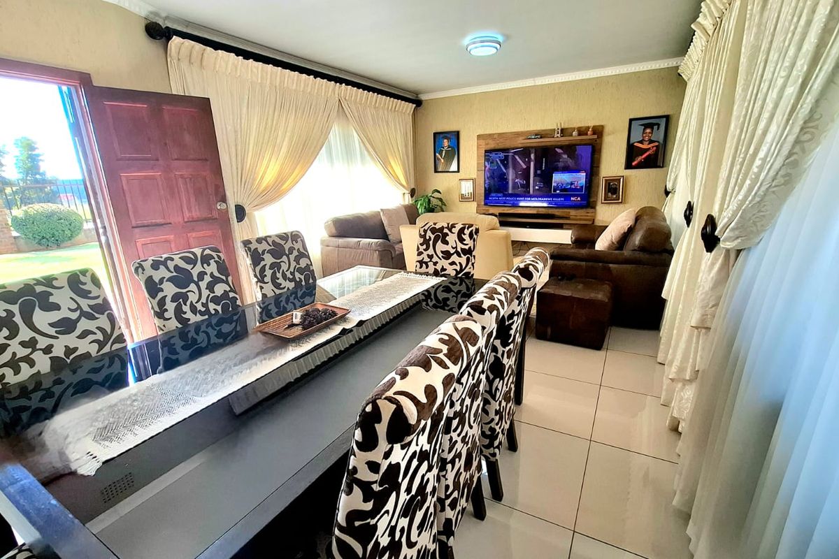 Spacious 3 bedroom 2 bathroom family  home with 1 bedroom 1 bathroom flatlet - Photo 4