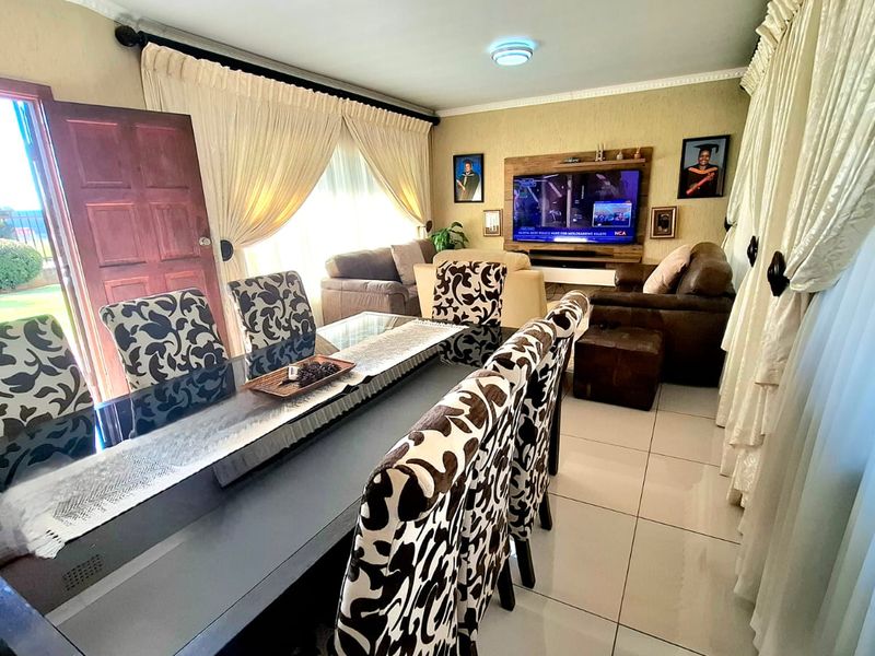 Spacious 3 bedroom 2 bathroom family  home with 1 bedroom 1 bathroom flatlet - Photo 4