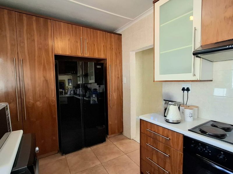Spacious 3 bedroom 2 bathroom family  home with 1 bedroom 1 bathroom flatlet - Photo 9