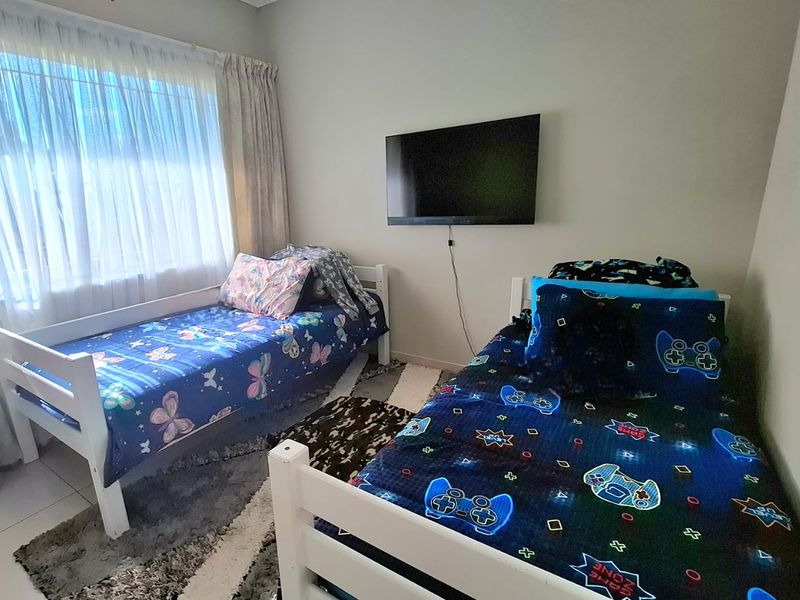 Spacious 3 bedroom 2 bathroom family  home with 1 bedroom 1 bathroom flatlet - Photo 7