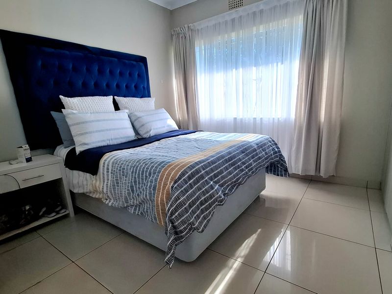 Spacious 3 bedroom 2 bathroom family  home with 1 bedroom 1 bathroom flatlet - Photo 8