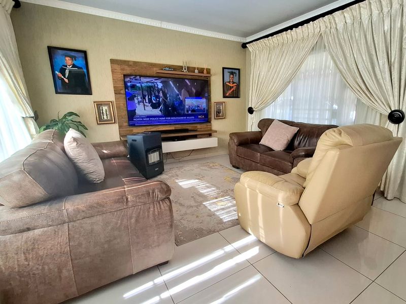 Spacious 3 bedroom 2 bathroom family  home with 1 bedroom 1 bathroom flatlet - Photo 6