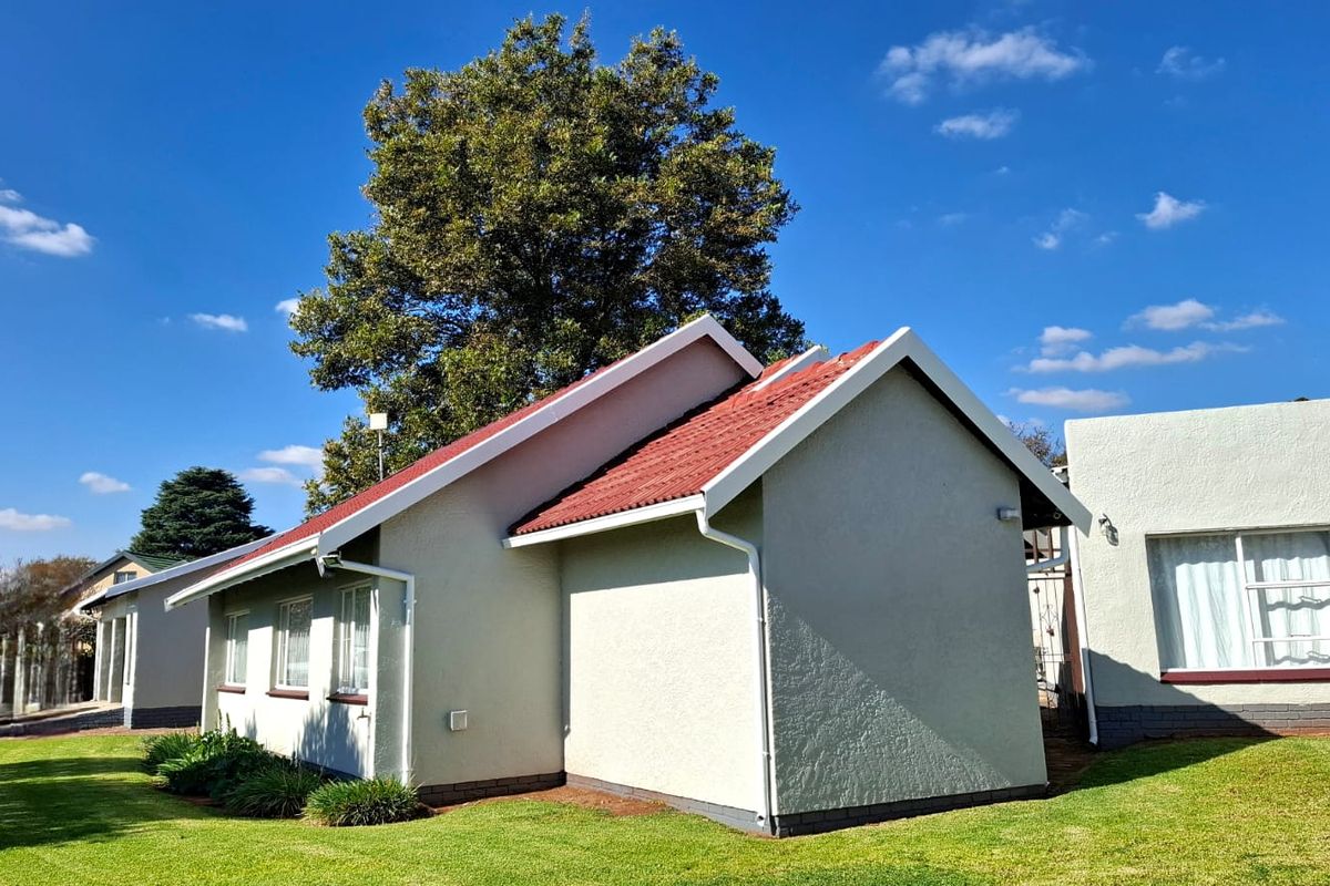 Spacious 3 bedroom 2 bathroom family  home with 1 bedroom 1 bathroom flatlet - Photo 3