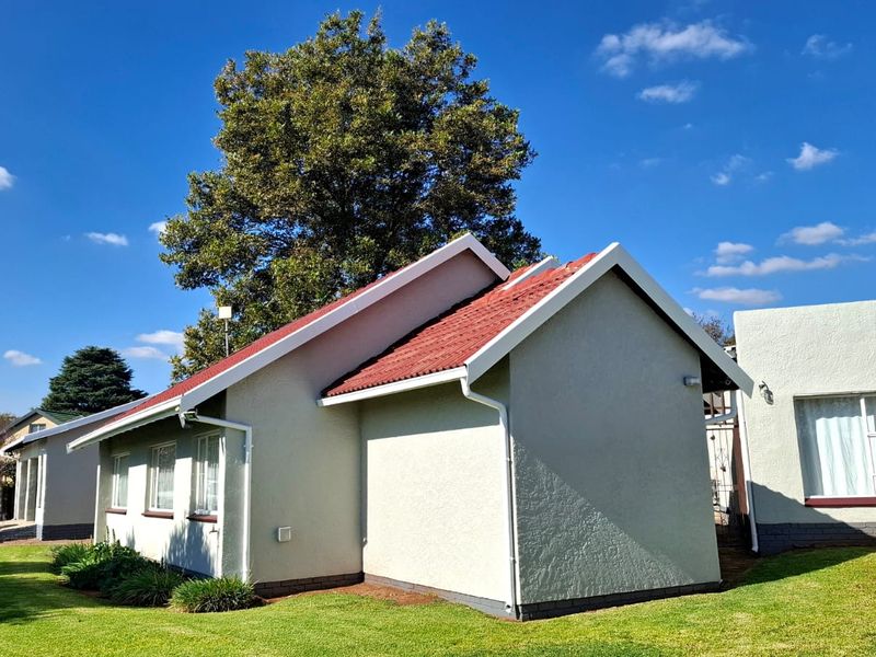Spacious 3 bedroom 2 bathroom family  home with 1 bedroom 1 bathroom flatlet - Photo 3