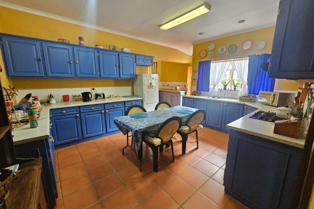 Warm and Sunny Beautiful Family Kitchen Loving Home - Photo 3