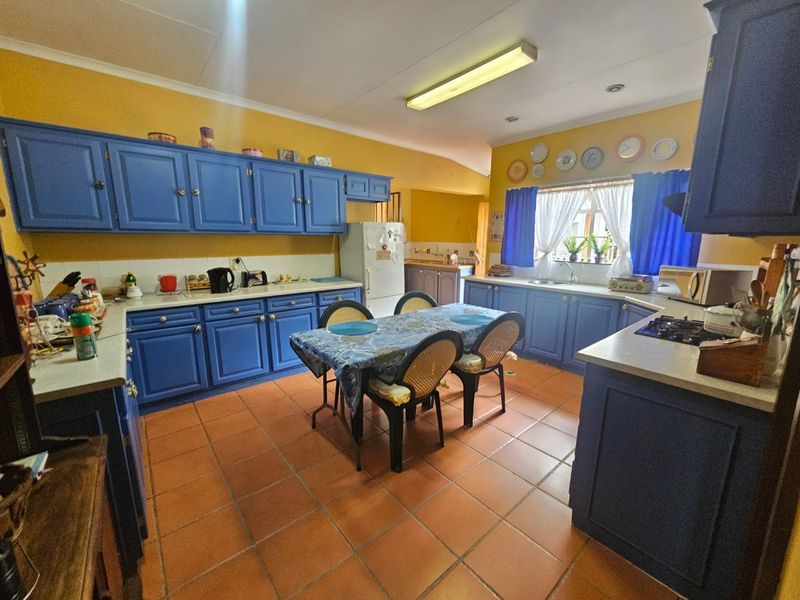 Warm and Sunny Beautiful Family Kitchen Loving Home - Photo 3