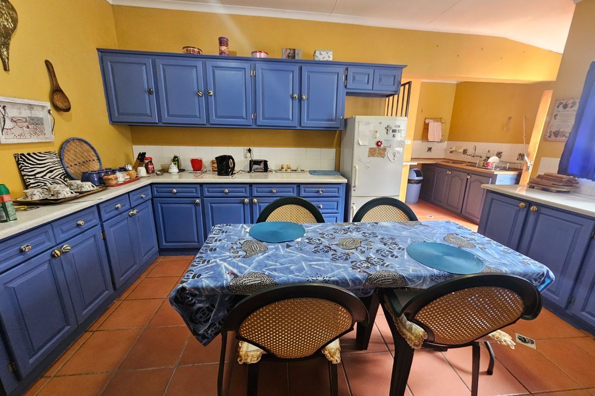 Warm and Sunny Beautiful Family Kitchen Loving Home - Photo 2