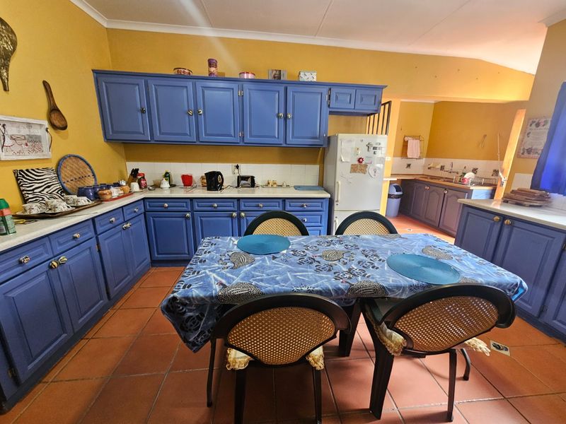 Warm and Sunny Beautiful Family Kitchen Loving Home - Photo 2