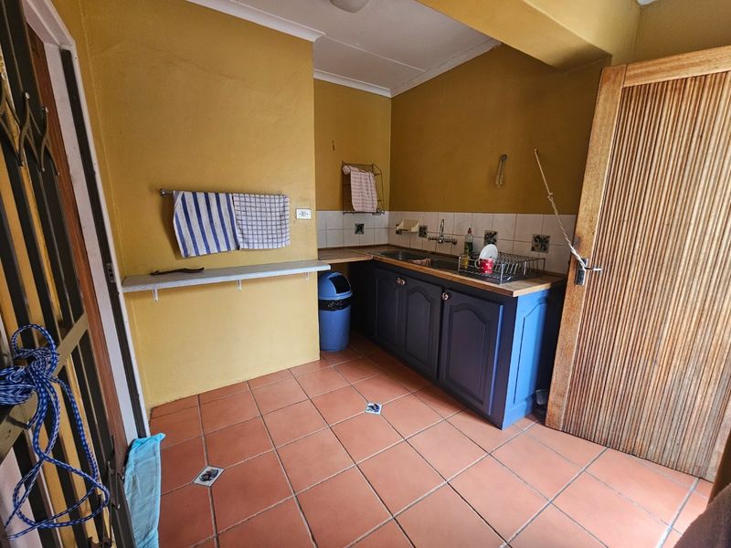 Warm and Sunny Beautiful Family Kitchen Loving Home - Photo 4
