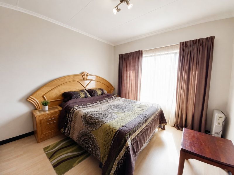 Greenstone Hill apartment with Balcony and lovely views. - Photo 9