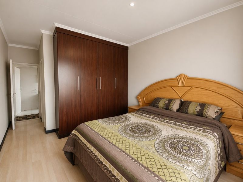 Greenstone Hill apartment with Balcony and lovely views. - Photo 8